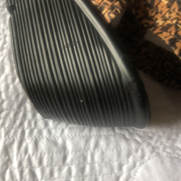 Nice sandals! - Picture 7 of 7